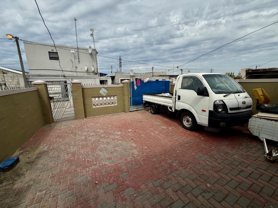 5 Bedroom Property for Sale in Delft South Western Cape